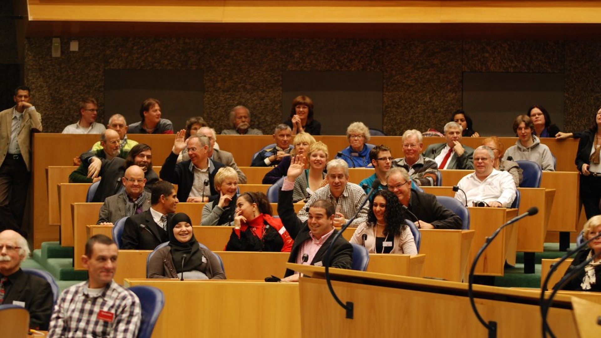 kamerleden praten met elkaar in de tweede kamer