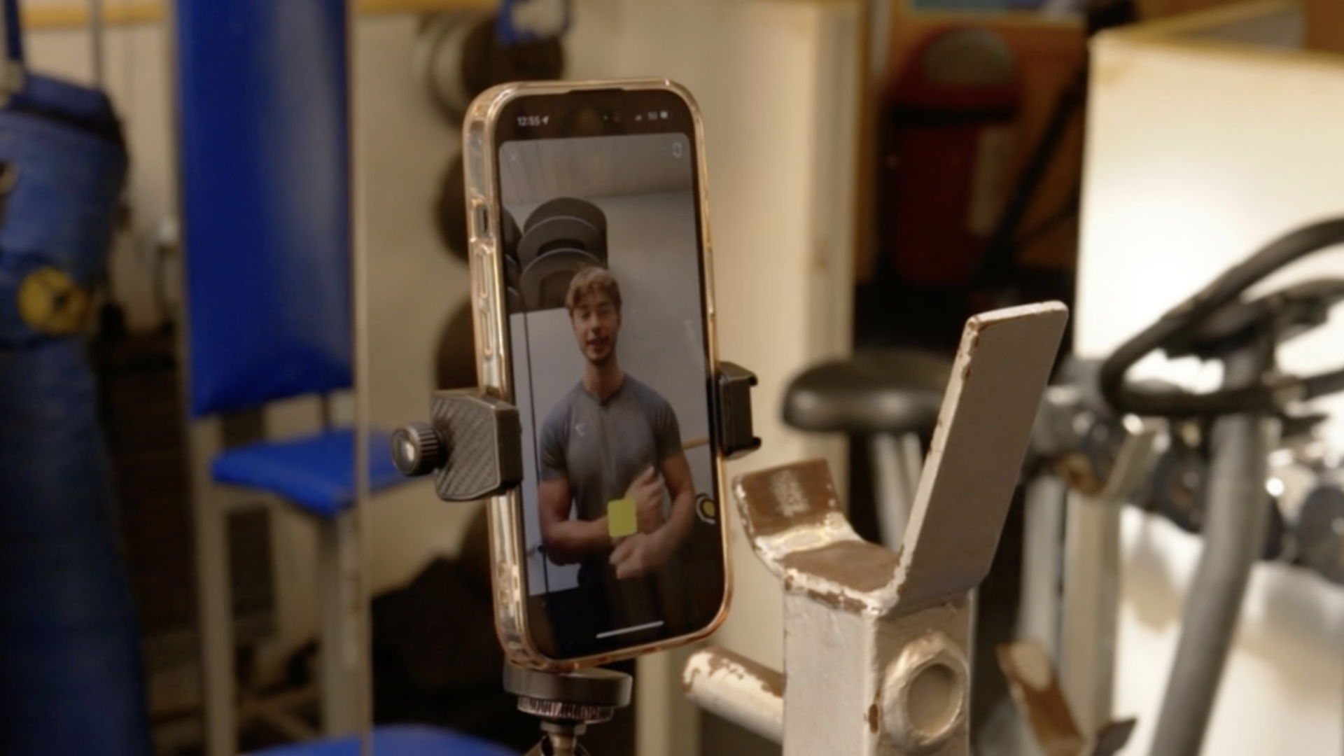 fitfluencer filmt zichzelf met telefoon
