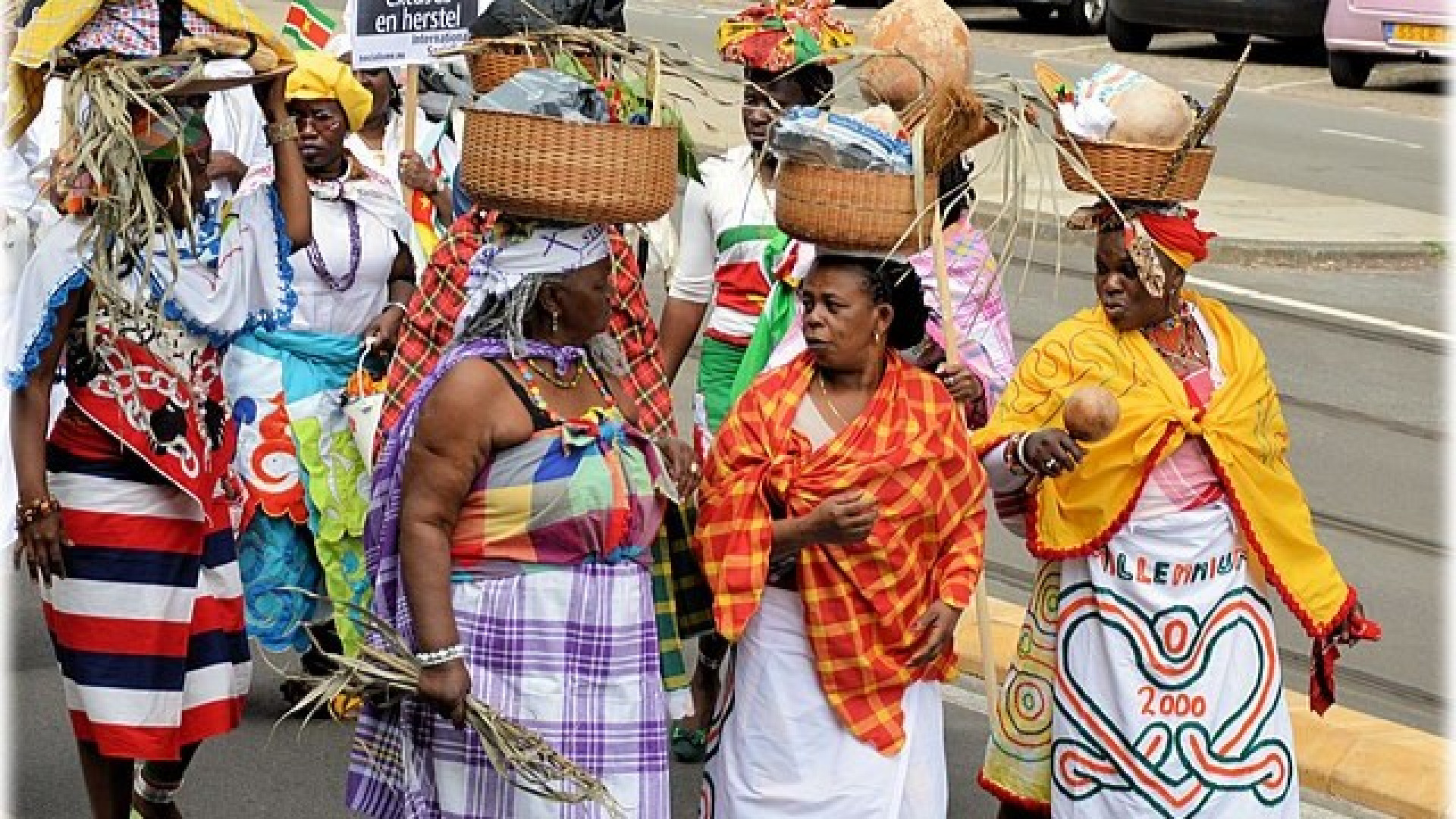 vrouwen in traditionele kleding
