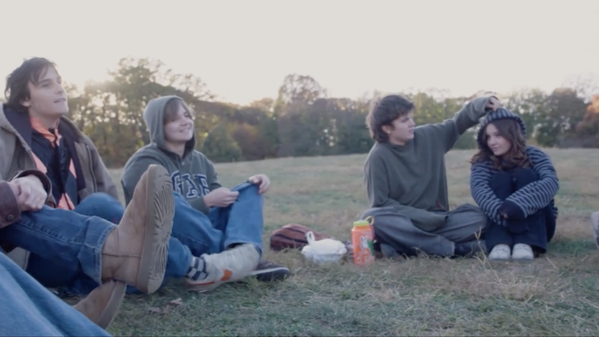 kinderen hangen op een grasveld zonder smartphone