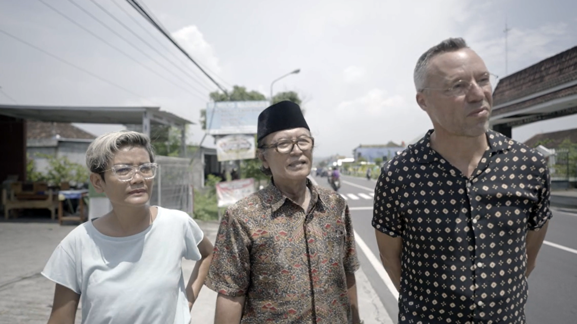 Hans Goedkoop in gesprek met getuigen