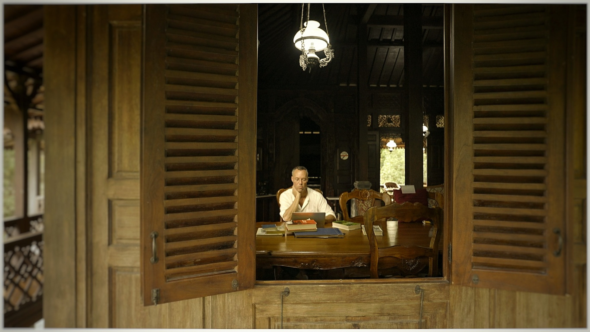 Hans Goedkoop op zoek naar informatie in Indonesië