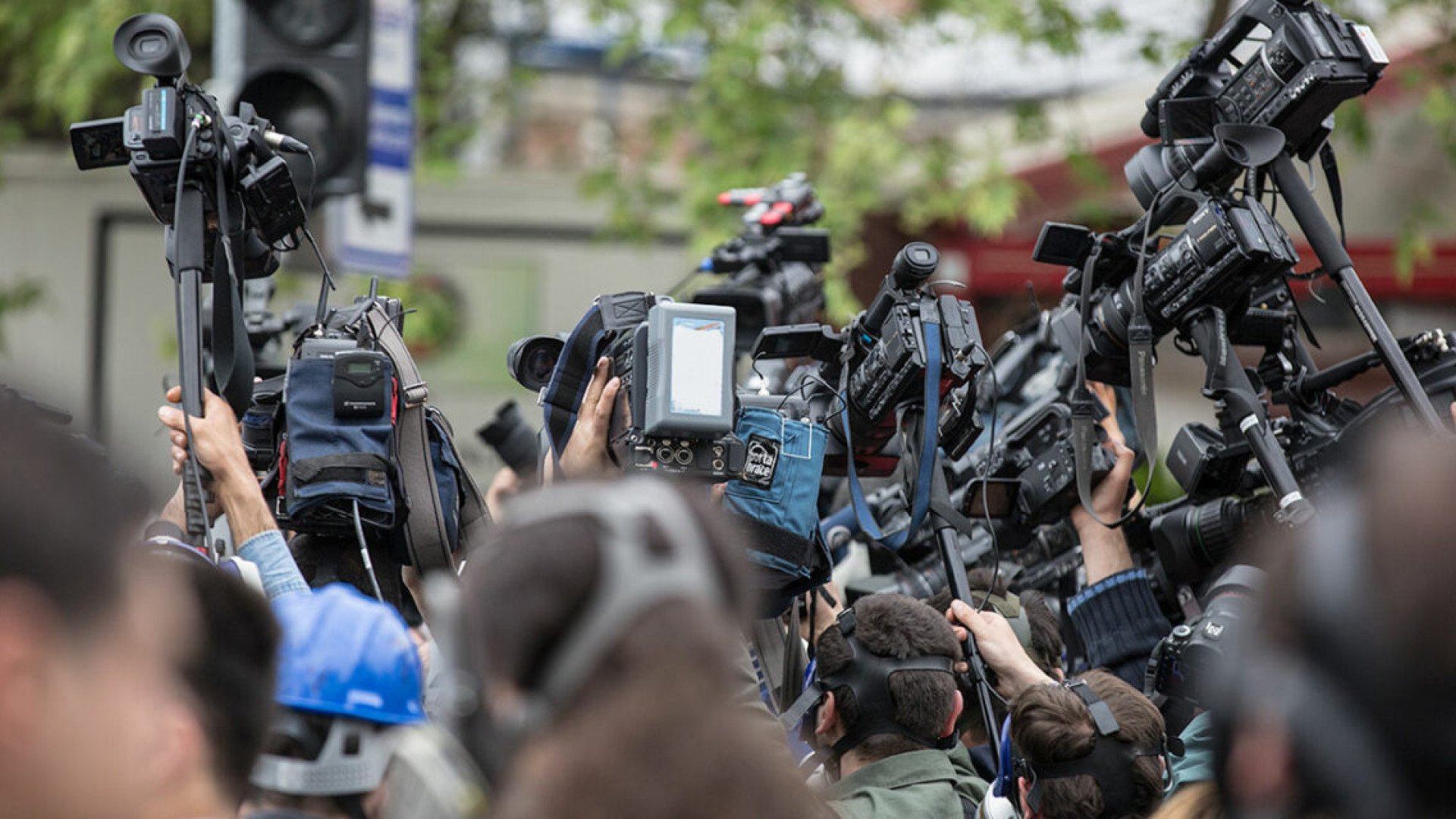Journalisten in een interview