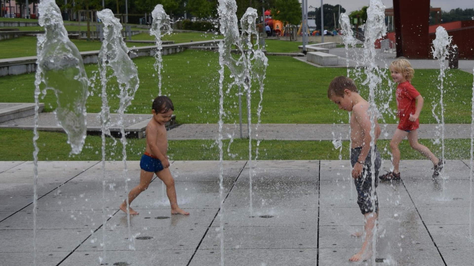 kinderen fontein warmte in de stad