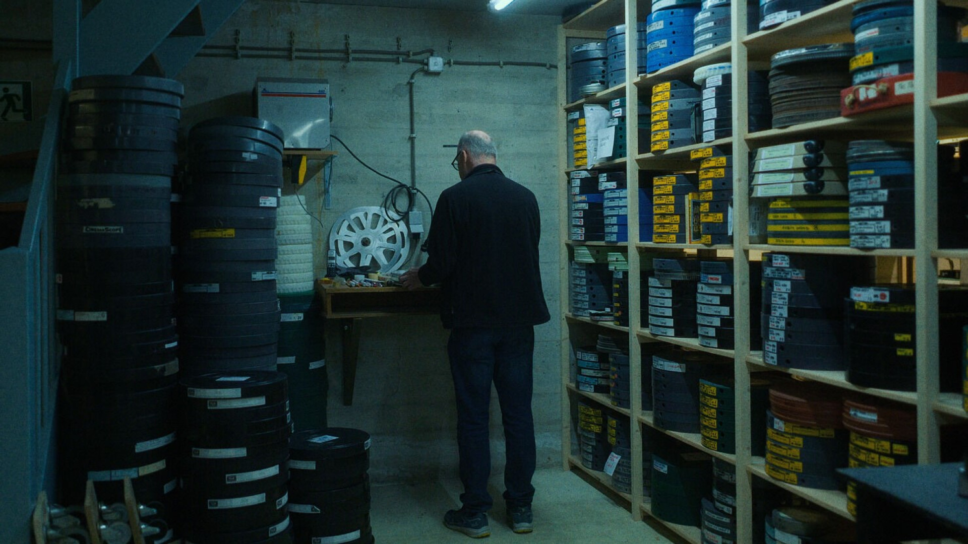 man in filmarchief ruimte