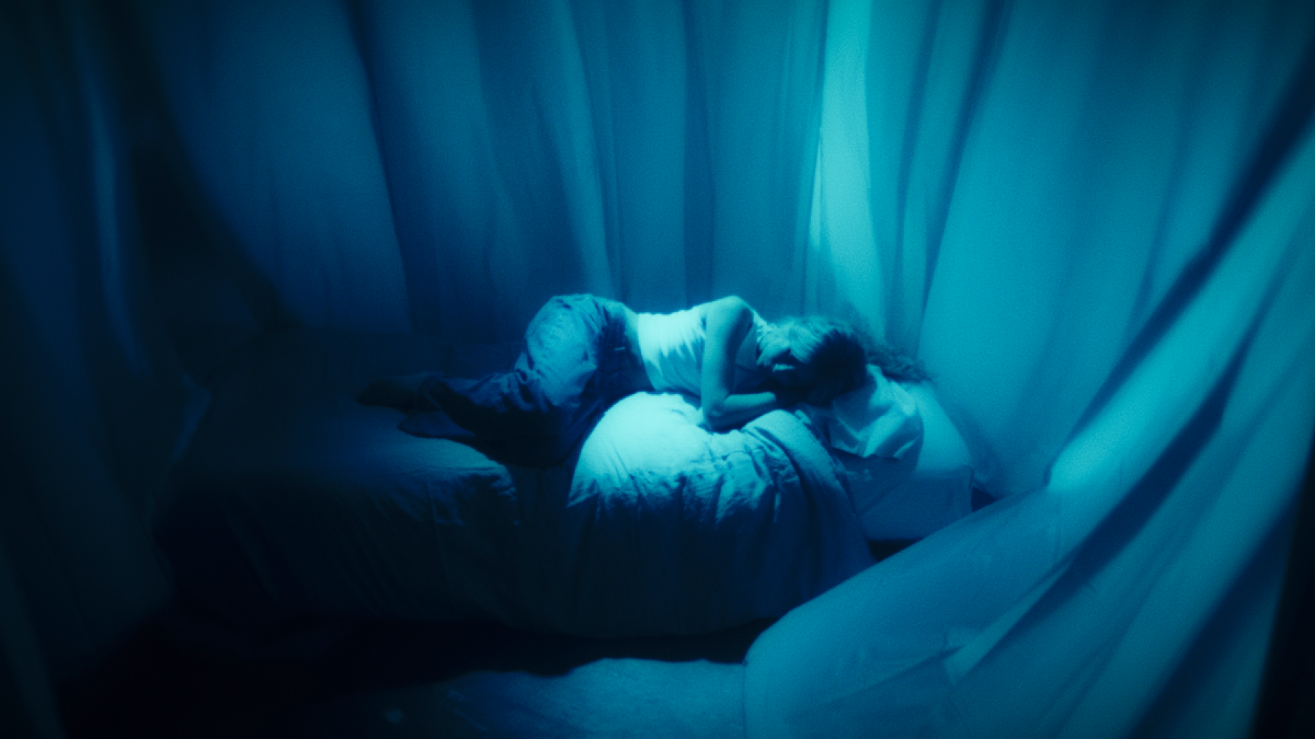 vrouw in bed, eenzaam en verdrietig