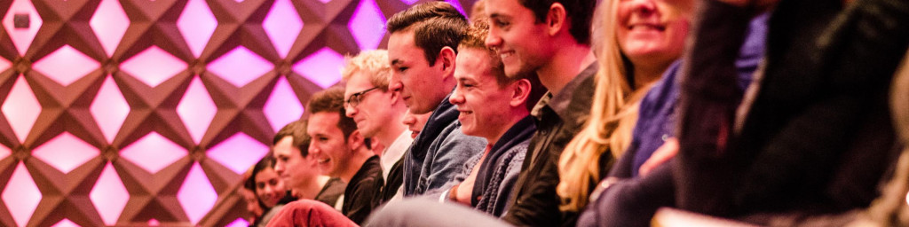 Studenten in theaterzaal beeld en geluid