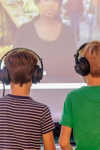 leerlingen kijken video materiaal