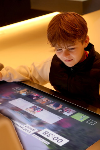 Leerling met interactief scherm