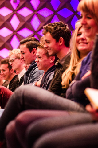 Studenten in theaterzaal