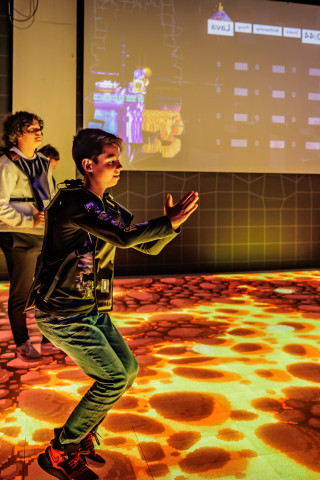 Leerling op de gamevloer in het Mediamuseum