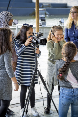 Kinderen lachen tijdens de workshops Newsroom voor primair onderwijs