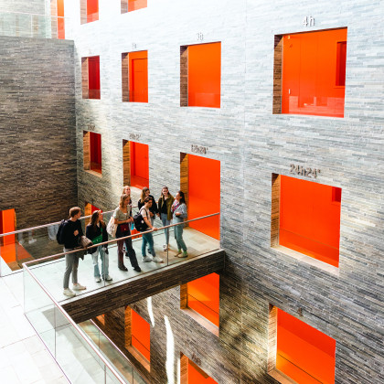 Een kleine groep staat op de brug op min 3 midden in de depots van Beeld & Geluid.