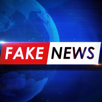 De woorden fake news op een blauwe achtergrond 