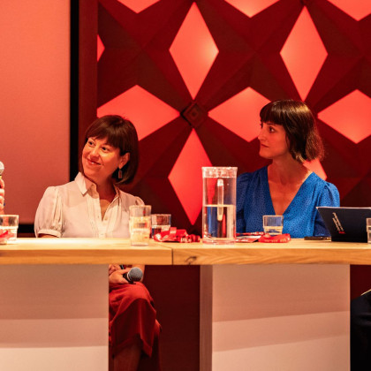 Panel aan tafel op een podium tijdens het AVA_Net congres