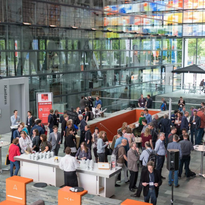 Samenkomst van mensen in het gebouw van Beeld & Geluid