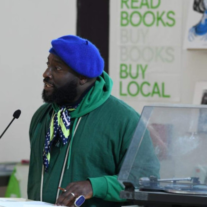 man bij een draaitafel 