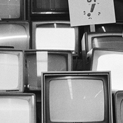 Zwart-wit foto van televisies 