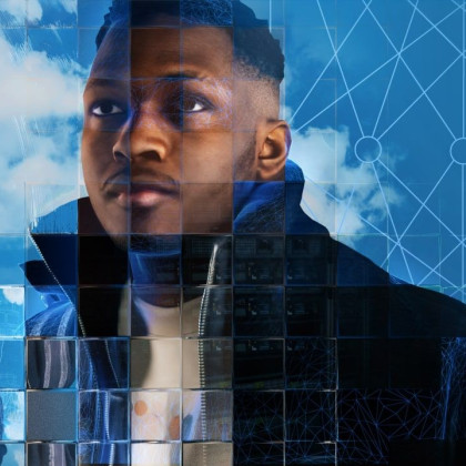 jongeman met een achtergrond van blauwe blokken