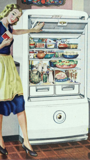 Huisvrouw in jaren 40 toont koelkast