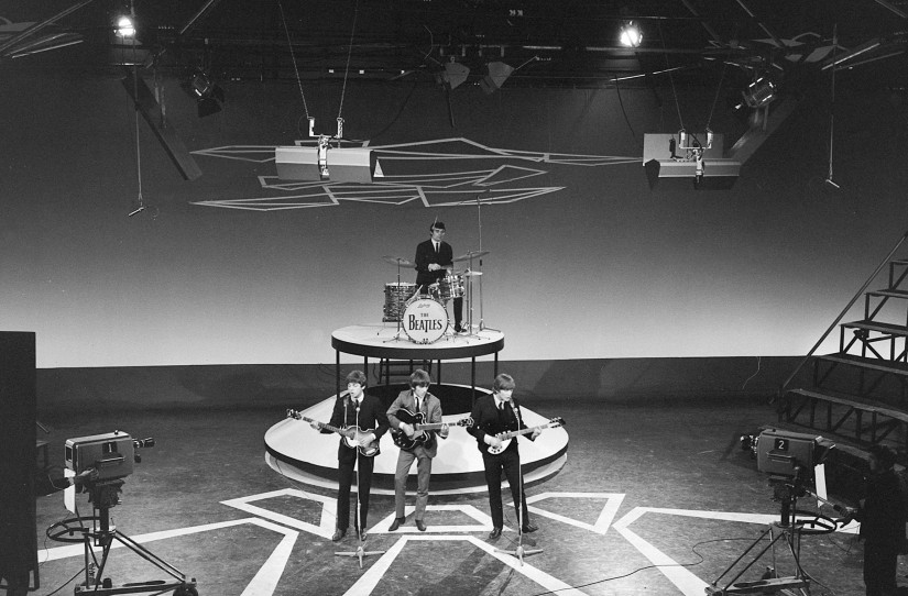 Foto van het optreden van The Beatles in de AVRO-studio
