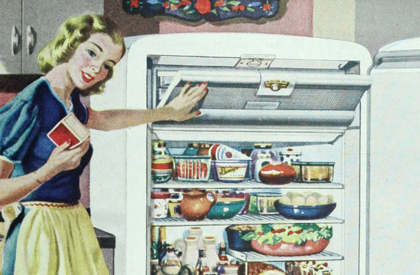 Huisvrouw in jaren 40 toont koelkast