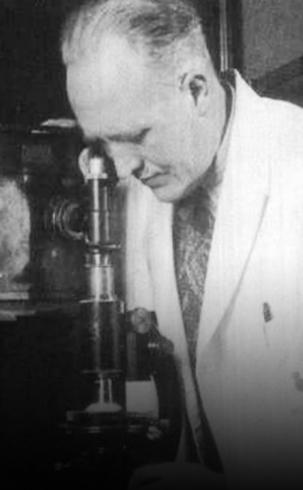 J.C. Mol met microscoop