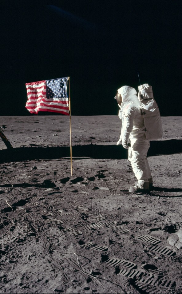 Buzz Aldrin salueert Amerikaanse vlag op de maan, 1969