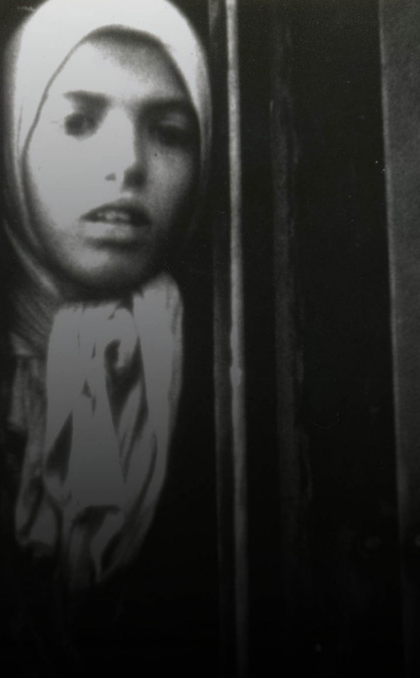 Still uit de Westerborkfilm, een meisje tussen de deuren van een treinwagon
